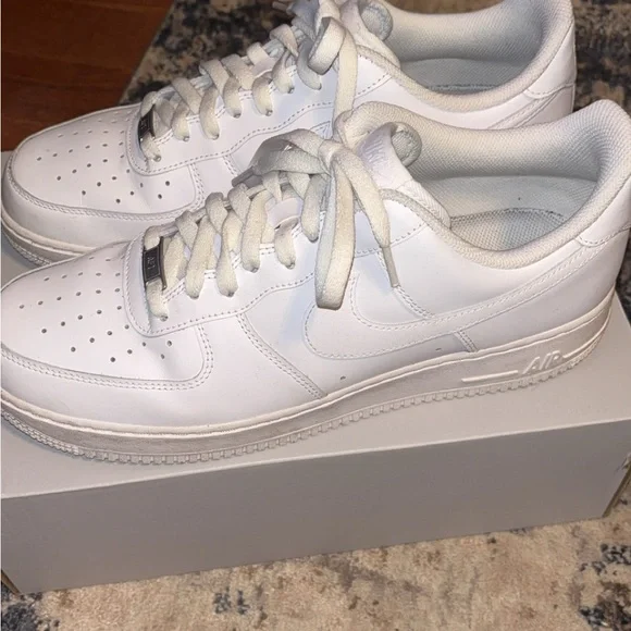 White Nike Air Force 1’s - Picture 2 of 5